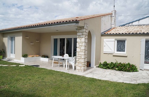 Quartier de l'Hippodrome House | House in Châtelaillon Beach, quiet with enclosed garden
