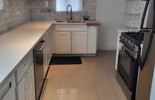 Melrose House | House in heart of Hollywood,walking distance to everything fun!
