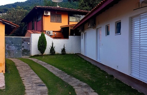 Portinho House | House in Ilhabela overlooking the green