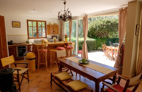 Bandol Villa | House in Les Vignes de Bandol air-conditioned Swimming pool, Last minute special offer