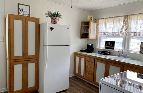 Prairie Grove House | “House In The Grove” Private, comfortable, squeaky clean!