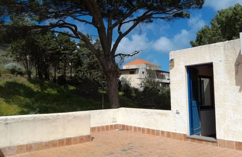Leni House | House in the hills with vineyard in Salina