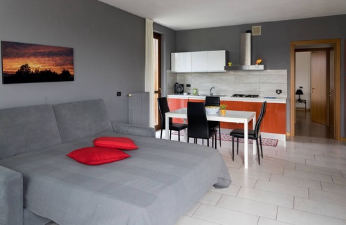 Portese Apartment | House in the Olive Trees-For a relaxing vacation at the lake.