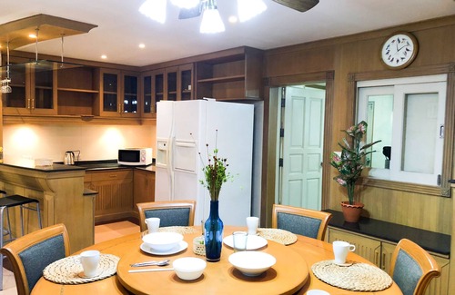 Samsen Nai House | House near BTS & weekend market