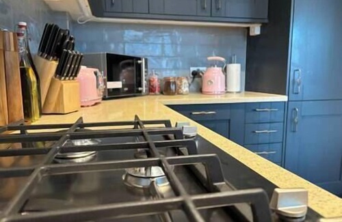 Shoreham-by-Sea House | House near the Beach with Hot tub, Sauna & Parking