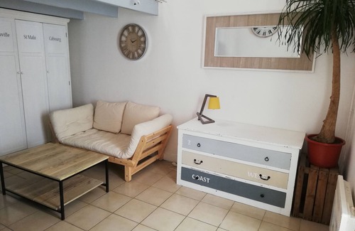 La Rochelle House | House near town center