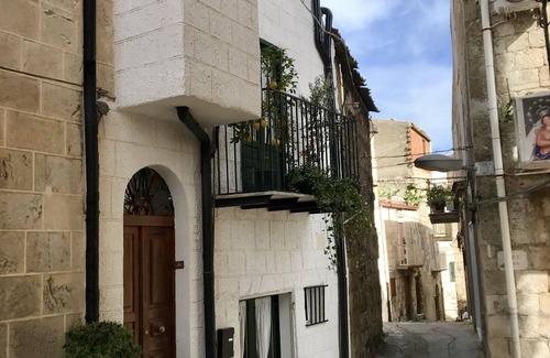 Mussomeli House | House of Solorzano