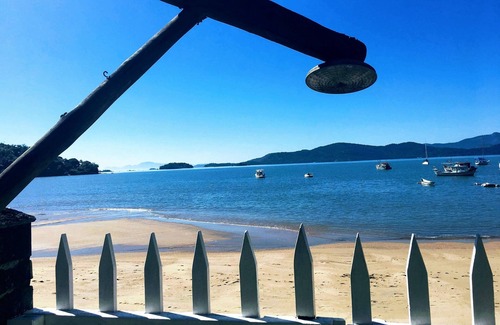 Mambucaba House | House of the Arts - Right on beach, 4 suites, swimming pool, BBQ, Wifi - Only 6kms from Paraty centre.