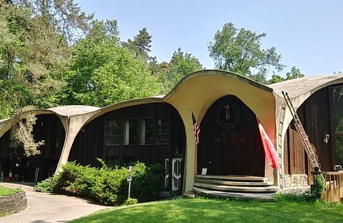 Lansing House | HOUSE OF THE FUTURE MANSION, 2 HUGE BEDROOMS w/WiFi, AC in Woods of W. Lansing