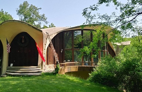 Lansing House | HOUSE OF THE FUTURE MANSION, 2 HUGE BEDROOMS w/WiFi, AC in Woods of W. Lansing