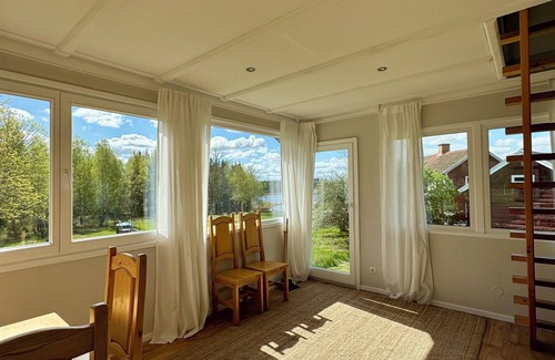 Hultsfred Municipality House | House on lake with boat, raft and sauna