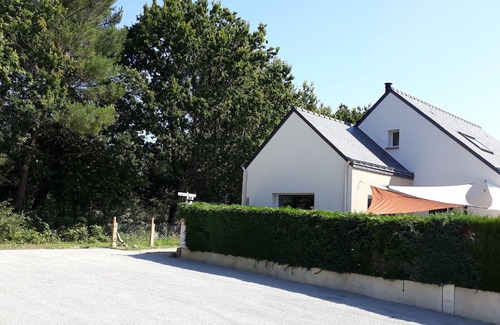 Ploemel House | House on the edge of the Ploëmel woods, 15 minutes from the beaches .