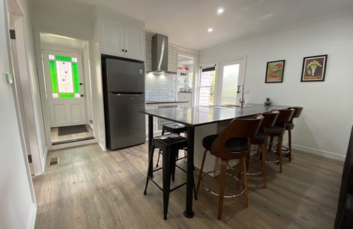 Creswick House | House on the Hill, Pet Friendly Cottage