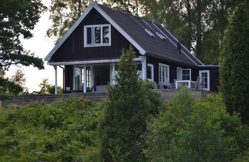 Tjallmo House | HOUSE ON THE LAKE IN AN ABSOLUTELY SECLUDED LOCATION, WITH ALL AMENITIES, SAUNA AND BOATS