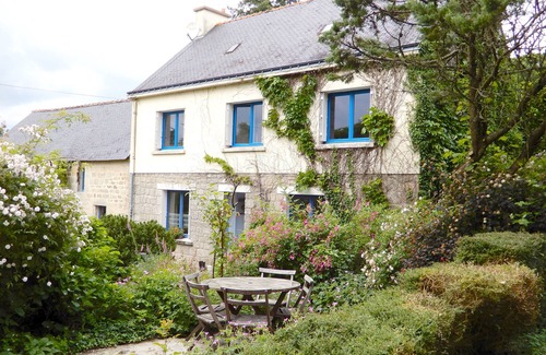 Ploerdut House | House set in a dream 5-hectare garden with footpaths and a small river.
