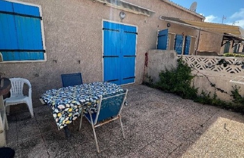 Frontignan Condo | House sleeps 6 with outdoor parking space 80 metres from the beach