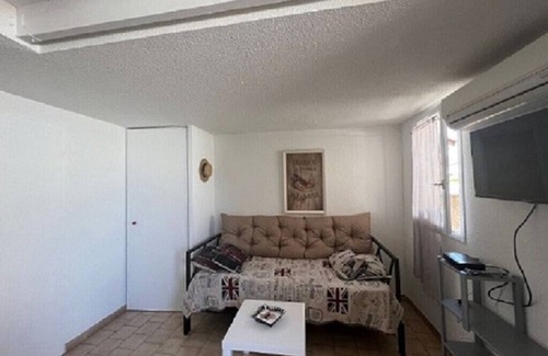 Frontignan Condo | House sleeps 6 with outdoor parking space 80 metres from the beach