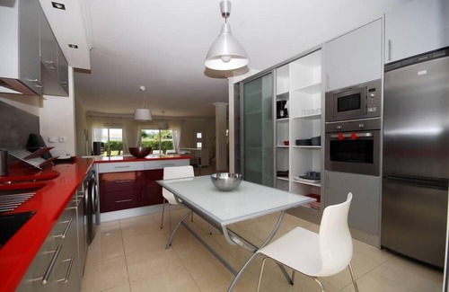 Bernarda House | House / Villa - Altura