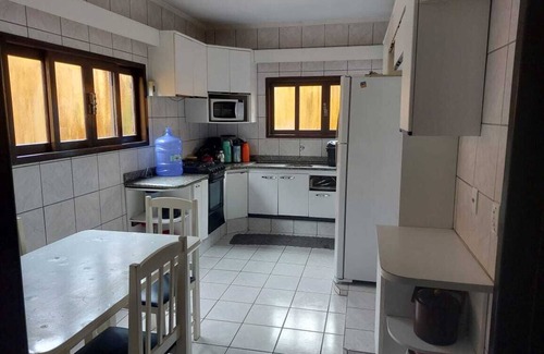 Ubatuba House | House with swimming pool, barbecue and court, located one block from the sea.
