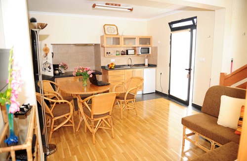 Arco da Calheta House | House with 2 bedrooms, sleeps up to 4 people and has cots available
