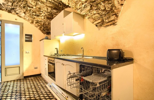 Lucinasco Apartment | House with A/C in Ligurian village