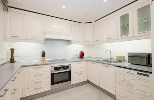 Puerto Banus Apartment | House with access to the beach, sea views and south facing, in Puerto Banus