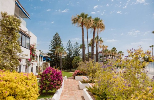 Puerto Banus Apartment | House with access to the beach, sea views and south facing, in Puerto Banus