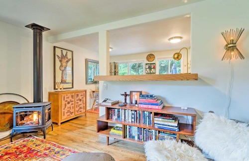 Clinton House | House with Deck on Whidbey Island, 1 Mi from Shore!