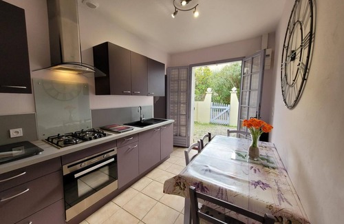 Le Brusc House | House with trees 39 m2 - Swimming pool and beach 400m away.