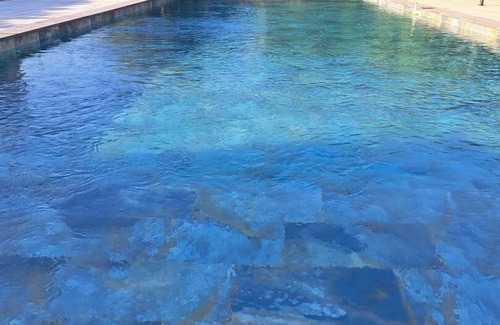 Le Brusc House | House with trees 39 m2 - Swimming pool and beach 400m away.