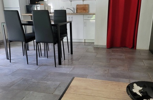 Gareoult House | House with garden