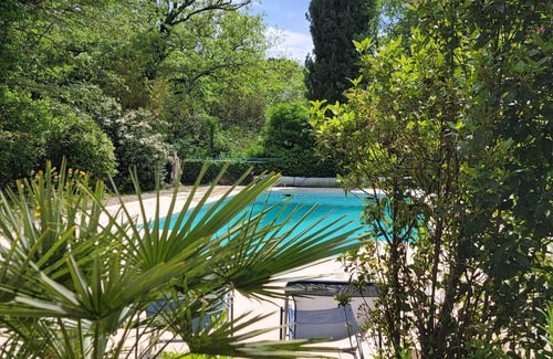 Gareoult House | House with garden