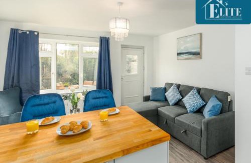 Whitnash Apartment | House with Garden & Private Driveway - Elite Properties