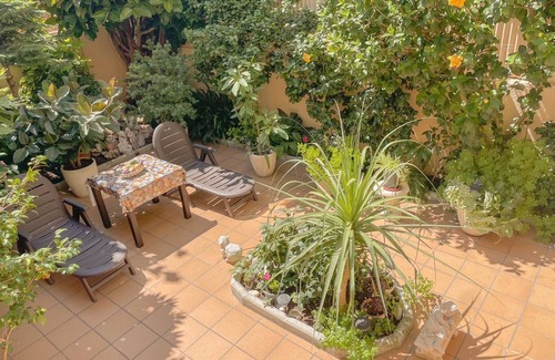 Malgrat de Mar House | House with large patio/solarium near the beach, in the center.