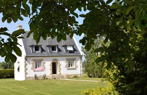 Gouezec House | House with spacious garden and open views over the countryside.