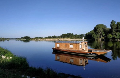 Saint-Dye-sur-Loire Boat Rental | Houseboat ∙ 1 bedroom ∙ 5 guests