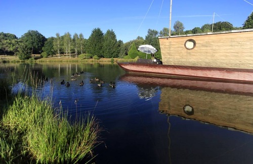 Chassenard Boat Rental | Houseboat ∙ 1 bedroom ∙ 5 guests