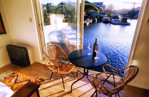 Oostelijke Eilanden en Kadijken Bed & Breakfast | Houseboat Concordia B&B