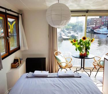 Oostelijke Eilanden en Kadijken Bed & Breakfast | Houseboat Concordia B&B