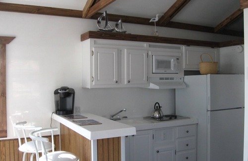 Thompson Square - Bunker Hill Boat Rental | Houseboat in Boston Harbor Wifi A/C/Heat Be rocked to sleep