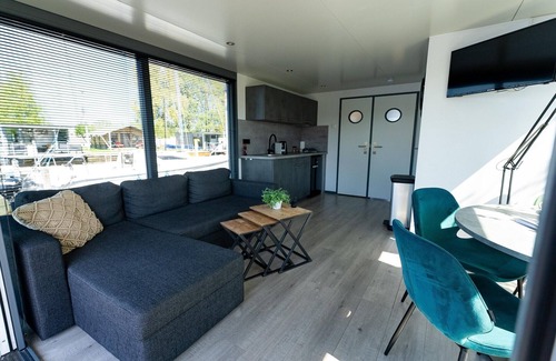 Heeg Boat Rental | Houseboat in Heeg with Stunning Marina Views