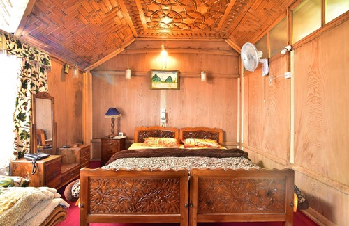 Dal Lake Hotel | Houseboat Zaindari Palace