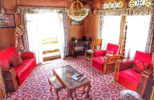 Dal Lake Hotel | Houseboat Zaindari Palace