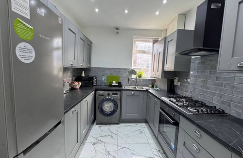 Levenshulme House | HouseSleeps9-Patio-Parking-FamilyOK