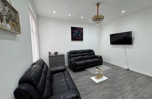 Levenshulme House | HouseSleeps9-Patio-Parking-FamilyOK