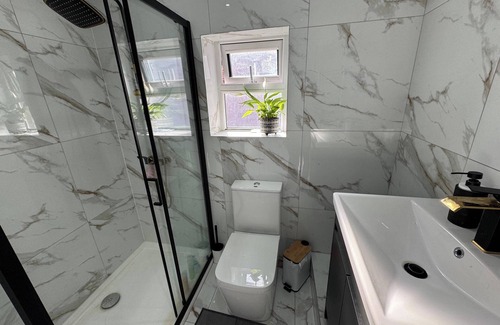 Levenshulme House | HouseSleeps9-Patio-Parking-FamilyOK