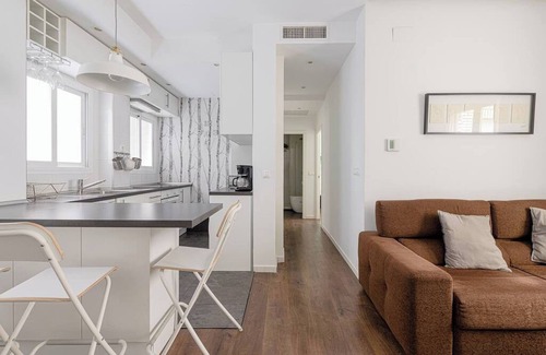 Cuatro Caminos Apartment | Housing Nuevos Ministerios I I by Sharing Co
