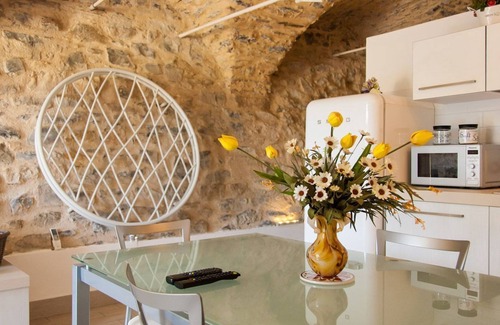 Costa dʼOneglia Apartment | Housing with private garden terrace and residential swimming pool