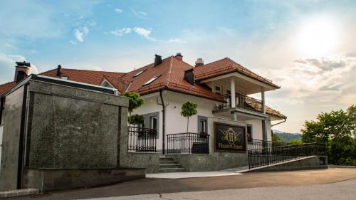 Radovljica House | Houston Resort