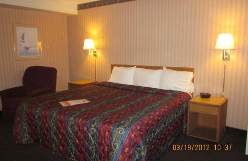 Fair Plain Hotel | Howard Johnson by Wyndham Saint Joseph Benton Harbor